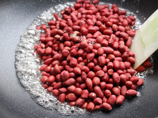 9、花生粘,倒入烤香的花生，快速翻拌。