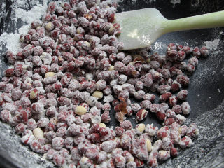 11、花生粘,整个过程翻的要快，趁着糖分结晶使淀粉均匀的粘在花生上，偶尔有粘的不均匀的可以用手拨散一下，没有那么烫的。