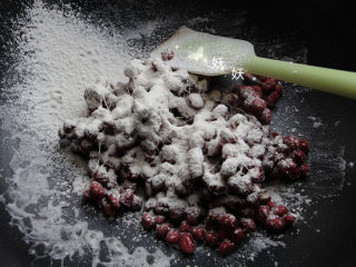 10、花生粘,筛入炒好的淀粉。