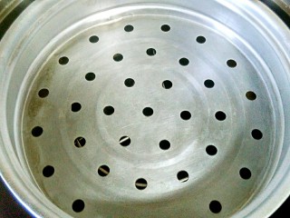 2、椰香土豆泥沙拉,在锅里放上帘子