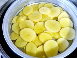 3、椰香土豆泥沙拉,放入切好的土豆片在帘子上