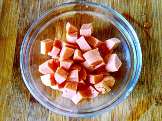 4、椰香土豆泥沙拉,火腿肠切块备用