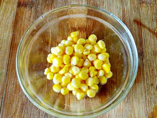 5、椰香土豆泥沙拉,玉米粒放入碗里备用