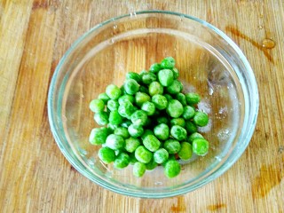 6、椰香土豆泥沙拉,青豆也放入碗里备用