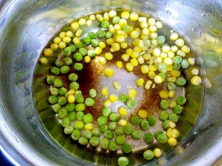 7、椰香土豆泥沙拉,令起锅,添水烧开,加入青豆和玉米粒焯熟,捞出过凉