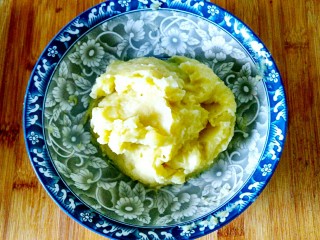 9、椰香土豆泥沙拉,把乎熟的土豆用勺子压成土豆泥