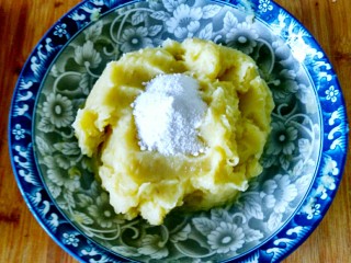 10、椰香土豆泥沙拉,土豆泥里加入适量盐,椰粉