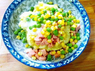 12、椰香土豆泥沙拉,放入火腿肠,玉米粒,青豆
