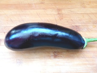 1、凉拌茄子,茄子洗净