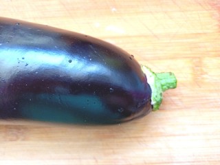 2、凉拌茄子,茄子帝不要全部剪掉,留一点