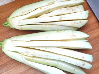 4、凉拌茄子,在转过来再切三刀,从中间切开