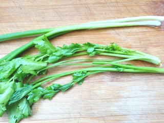 6、凉拌茄子,香葱,香菜,洗净