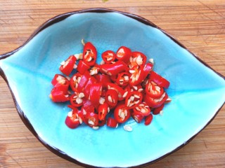 8、凉拌茄子,米辣切碎备用