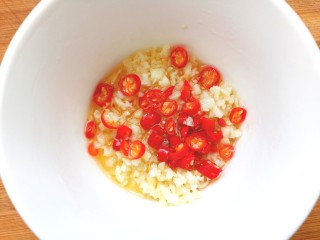 15、凉拌茄子,油热倒入碗中蒜泥和米辣上