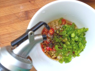 16、凉拌茄子,在加入青椒碎,在加入生抽