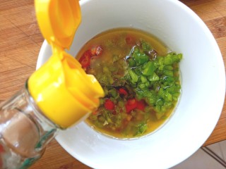 17、凉拌茄子,加入米醋,香油,麻油