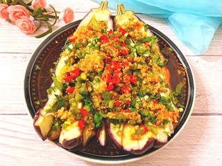 22、凉拌茄子,浇上调好的汁,就可以开吃了