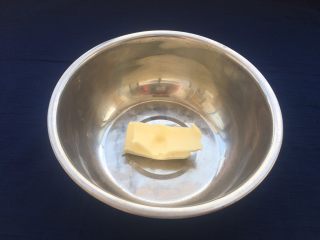 2、玫瑰豆沙一口酥,50克黄油室温软化。