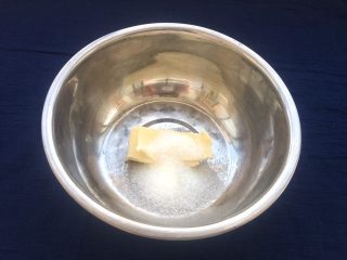 3、玫瑰豆沙一口酥,25克白糖一起倒入盆中。