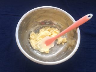 4、玫瑰豆沙一口酥,用刮刀拌匀,防止在打发过程中飞溅出来。