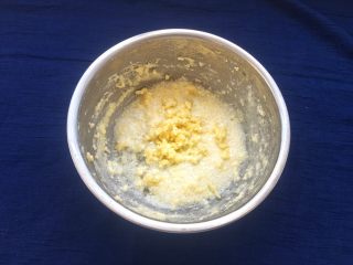 5、玫瑰豆沙一口酥,鸡蛋打散倒入盘中(留一小部分下来,等一下刷表面蛋液),用电蛋打器打发至体积蓬松状态。