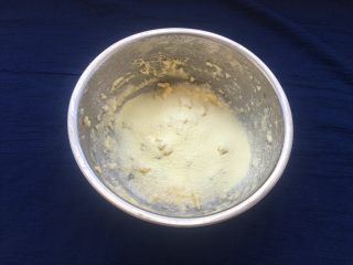 6、玫瑰豆沙一口酥,筛入25克奶粉。