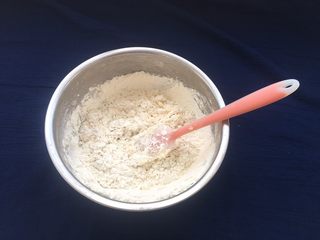 8、玫瑰豆沙一口酥,用刮刀搅拌均匀。