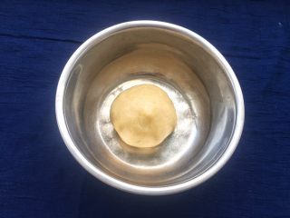 9、玫瑰豆沙一口酥,揉成成饼干面团。