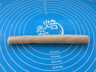 12、玫瑰豆沙一口酥,面团向一边把豆沙包裹起来。