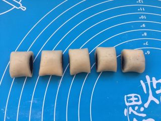 13、玫瑰豆沙一口酥,用刀切成同等小段。