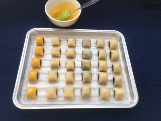 15、玫瑰豆沙一口酥,每个面团刷上表面蛋液,防止在烤过程中过度开裂。
