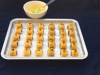 16、玫瑰豆沙一口酥,每个面团撒上黑芝麻,做点缀。