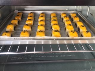 17、玫瑰豆沙一口酥,烤箱上下火预热165度,放入烤箱中烤20分钟,烤到表面上色即可出炉!