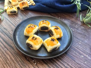 18、玫瑰豆沙一口酥,来杯新鲜果汁,一口一个非常过瘾。