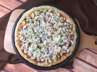 18、秘制芝心卷边披萨,再涂一层沙拉酱，再撒上一层马苏里拉芝士。