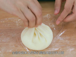 11、雪媚娘大福,芒果雪媚娘:取一张皮出来,皮在放置期间,会轻微的回缩,我们要用手稍微轻轻拉扯一下,让它再次延展开,然后放一点淡奶油在皮的中间,再把芒果轻轻铺上去,再用淡奶油盖着,如果家里面有戚风的蛋糕的话,还可以掰一小块放在这上面,味道非常不错的呢,然后按照对角线这样把皮收起来,最后捏紧,收口部分的皮不能碰到淡奶油,否则就封不住了,这个要注意,多余的面团,我们可以揪掉,揪掉的位置要抹一点手粉,否则会粘,放在纸杯里面团圆一点,芒果雪媚娘就做好了