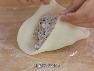 12、雪媚娘大福,奥利奥雪媚娘:最近还流行奥利奥口味的雪媚娘,也非常的好吃,现在市面上有现成的奥利奥饼干碎卖,大家可以买这种,买不到可以把奥利奥去除夹心自己敲碎也一样的,我们先把打发好的淡奶油装一点放在小碗里,然后倒入一些饼干碎,用勺子轻轻翻拌均匀,不是搅拌啊,只要把饼干混进去抱成团就可以了,然后把奥利奥奶油馅放在雪媚娘皮中间,包裹方法跟芒果雪媚娘一样,对焦线先叠起来,然后把馅料包住就可以了,多余的那些面团,我觉得自己吃不掉也无所谓啦,就底部厚一点,如果是做来卖的,那还是揪掉吧,口感比较均匀,不会吃到一块面团的感觉了,那奥利奥雪媚娘也做好喽