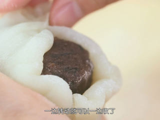 13、雪媚娘大福,草莓大福:通常大福都是指草莓豆沙馅的雪媚娘,那我们要先把草莓去蒂切掉底部,接着要套上手套用市售的豆沙包裹着整个草莓,草莓的尖头头不要包,这样会比较圆,然后把它放在雪媚娘皮的中间,大福的皮比较厚,基本上都不用擀,用手按扁就可以了,因为太薄反而不好吃,豆沙也不要太多,包裹成圆形中和草莓的酸就可以了,然后把手套取掉,徒手把大福完整包好,再用手团圆一点,就做好啦