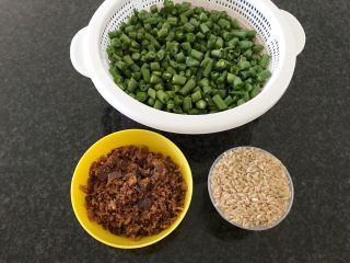 3、培根芸豆焖糙米饭,准备食材：500g芸豆全部切成小粒+100g干培根（也可以用新鲜培根，切成小粒就可以）+2罐黄糙米