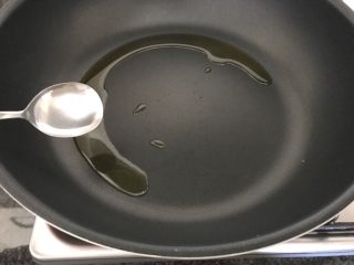 5、培根芸豆焖糙米饭,在煮饭前，我们先开火将一小勺橄榄油加入锅里，