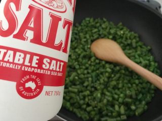 7、培根芸豆焖糙米饭,撒入少许盐，煸炒半熟就可以关火，