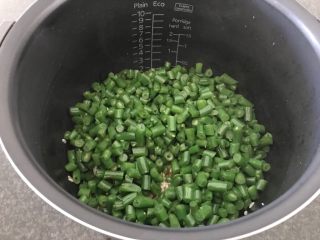 9、培根芸豆焖糙米饭,再加入炒好的芸豆，留少许做装饰（不讲究“色”只在乎“香”“味”的这一步可以忽略，