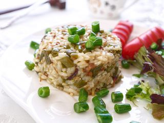 14、培根芸豆焖糙米饭,一边菜菜，一边饭饭，最后撒点刚才炒好的芸豆粒，色香味俱全的饭饭，是不是很诱人????