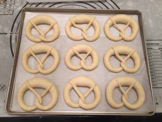 7、危险与美味并存一一德国碱水包,放入烤盘