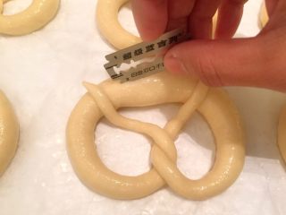 10、危险与美味并存一一德国碱水包,烤箱预热200度。捞出的普雷结放置10分钟后用锋利的刀片在上面割一小口子（小心手哦）