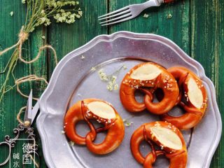 15、危险与美味并存一一德国碱水包,一杯啤酒、一个普雷结.......在这春意盎然的季节，是一件多么惬意的事！