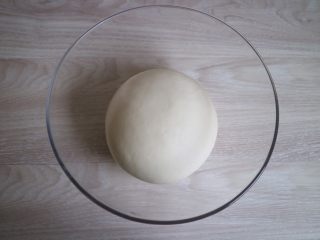 4、培根火腿鲜虾披萨,然后面团发酵至两倍大后取出