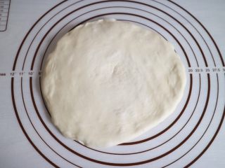 5、培根火腿鲜虾披萨,拍拍扁排气