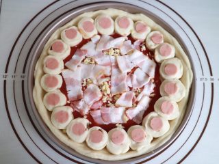 13、培根火腿鲜虾披萨,铺上培根片