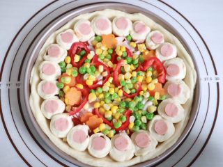 14、培根火腿鲜虾披萨,铺上杂蔬